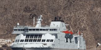 Viaje de carácter humanitario del ferry “Volcán de Taburiente” a la isla de El Hierro