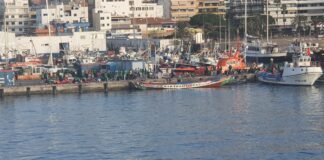 Más de 200 migrantes duermen en el muelle de Los Cristianos ante la falta de espacio en los centros de atención