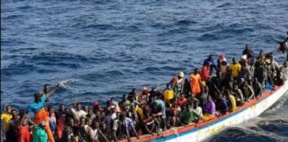 Diez cayucos con casi 900 migrantes llegan a Canarias este viernes