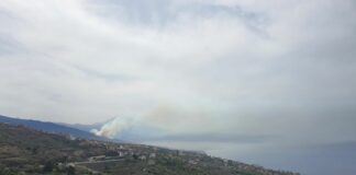 Desalojan a una treintena de vecinos en Santa Úrsula por las reactivaciones del incendio