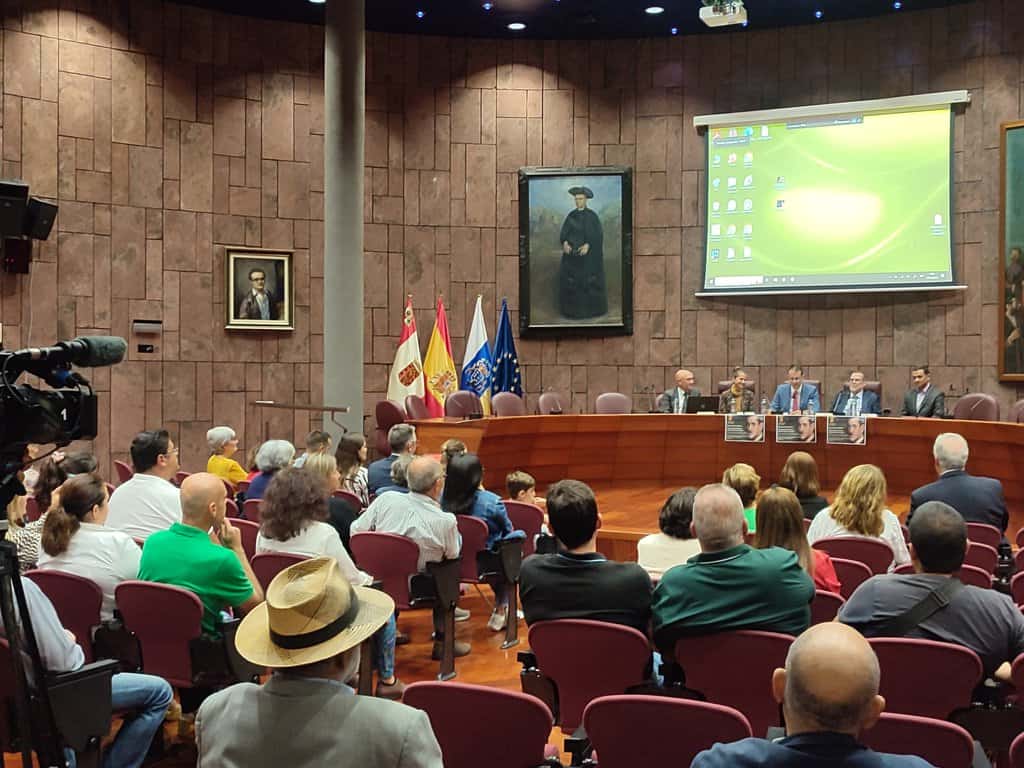 El Cabildo homenajea a Alberto Darias Príncipe en el marco de la Cátedra José Aguiar