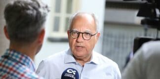 Curbelo pide soluciones reales para frenar los altos precios de los vuelos entre Canarias y la Península