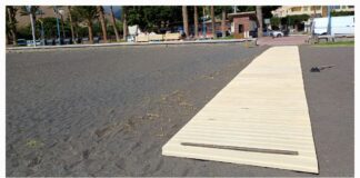 San Sebastián mejora el acceso a las playas con la instalación de nuevas pasarelas peatonales Imagen de la nueva y antigua pasarela