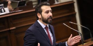 El Parlamento rechaza una moción del PSOE destinada a corregir la política fiscal del Gobierno canario que favorece a la minoría
