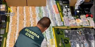 Detenidos 14 trabajadores del aeropuerto Tenerife Sur por robar en las maletas de los pasajeros