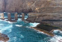 Rescatan a dos bañistas atrapadas entre las rocas junto al antiguo pescante de Hermigua