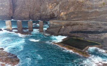 Rescatan a dos bañistas atrapadas entre las rocas junto al antiguo pescante de Hermigua