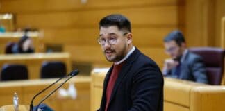 El senador Fabián Chinea (ASG) vota a favor de la reforma del artículo 49 de la Constitución, que da una nueva dimensión a la atención a la discapacidad