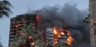 Al menos cuatro muertos tras un pavoroso incendio que devora un edificio de 14 plantas en Valencia