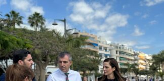 Domínguez explora, junto a la alcaldesa de Arona, un proyecto que descongestione el puerto de Los Cristianos