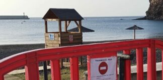 El Ayuntamiento de San Sebastián de La Gomera cierra parcialmente la playa para la limpieza de la bahía tras la instalación del cable submarino