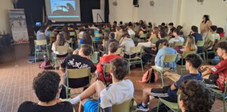 Alberto Rojas, el reportero de guerra que acerca «Paz en Construcción» a los alumnos del IES San Sebastián