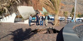 San Sebastián de La Gomera actúa de emergencia para reparar el socavón en la Playa de La Cueva