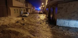 El fuerte oleaje alcanza viviendas, obliga a cerrar instalaciones y causa daños en el mobiliario de playas en Canarias
