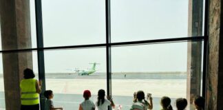 El Aeropuerto de La Gomera recibe la visita escolar del CEO Santiago Apóstol