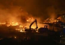 Lanzarote se pone en alerta por el incendio en un vertedero y se movilizan todos los recursos