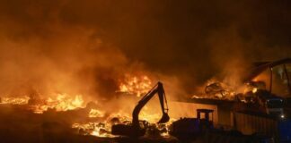 Lanzarote se pone en alerta por el incendio en un vertedero y se movilizan todos los recursos