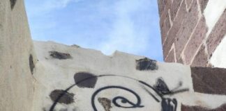 Indignación en La Gomera por las pintadas realizadas a la Torre del Conde