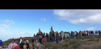 Las chácaras y tambores acompañaron a San Isidro en la Montaña de Tagaragunche en Alajeró