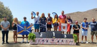 La V Travesía a Nado reúne a cerca de 70 participantes en la bahía de San Sebastián