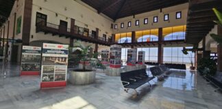 El Aeropuerto de La Gomera acoge la exposición de Cruz Roja por su 150 aniversario en Canarias