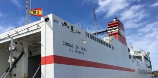 Un barco de Naviera Armas choca contra un dique en el muelle de Las Palmas