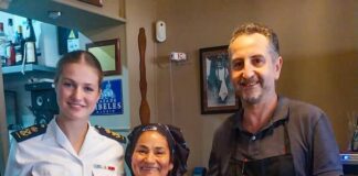 La Princesa Leonor prueba las papas arrugadas y el queso asado de la cocinera gomera, Mercedes Medina