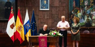 El Cabildo recibe la visita institucional del nuevo Obispo de la Diócesis Nivariense, Eloy Santiago