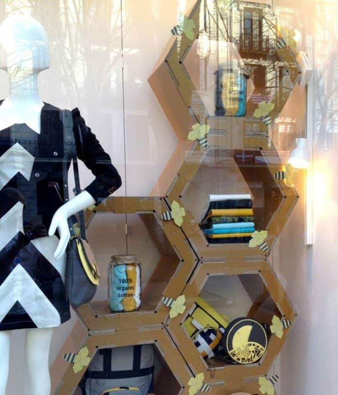 220525 Muestra de escaparate comercial para impulsar la sostenibilidad en el comercio local con talleres sobre escaparates y packaging en La Gomera