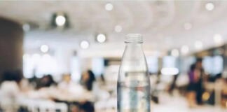 Cuatro formas de personalizar una botella para dar un toque único a tus regalos