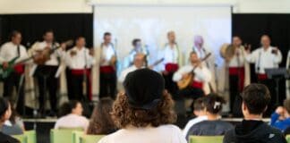 Estudiantes de La Gomera y La Palma se acercan a la música canaria en un concierto didáctico de Los Sabandeños