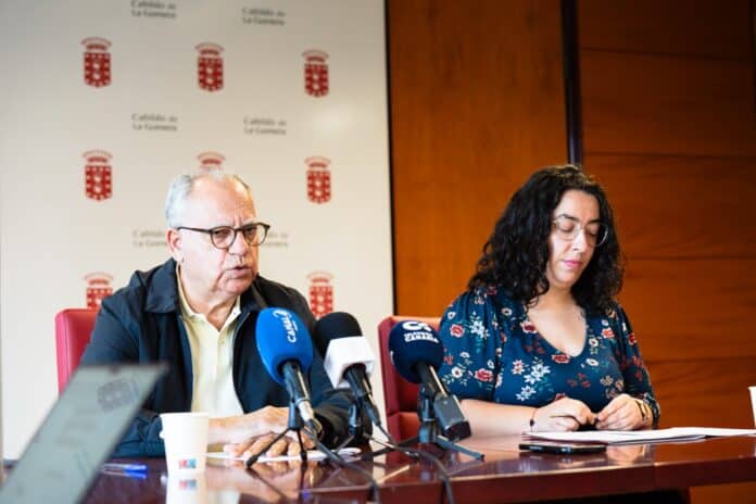 060625 Casimiro Curbelo, presidente del Cabildo de La Gomera, y Cristina Ventura, consejera insular de Artesanía