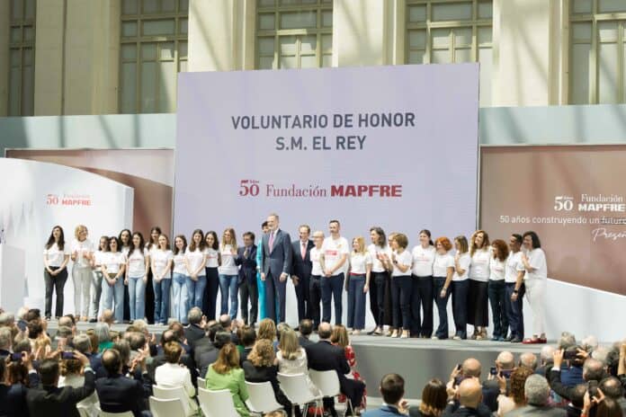 El Rey acompañado de Elma Saiz, José Luis Martínez-Almeida y y una representación de los voluntarios de la Fundación