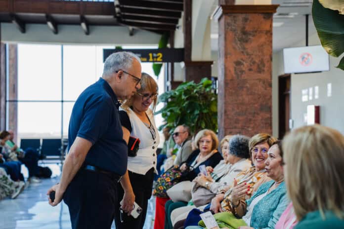 El presidente del Cabildo gomero, Casimiro Curbelo, y la consejera insular de Política Social, Rosa Elena García, en el aeropuerto junto a una expedición de mayores antes de su viaje