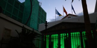 El Parlamento de Canarias se ilumina de verde con motivo del Día Mundial de la ELA