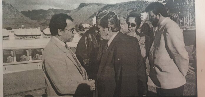 Casimiro Curbelo recibe en el año 1996 a Manuel Hermoso Rojas en el puerto de San Sebastián antes de la celebración del Consejo de Gobierno de Canarias en la Isla