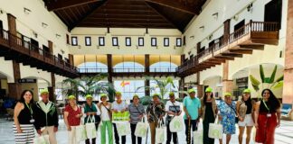 El Aeropuerto de La Gomera recibe la visita del colectivo de mayores de Alajeró