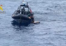 La Guardia Civil rescata a una persona que pretendía cruzar de Tenerife a Gran Canaria navegando sobre un palet de madera
