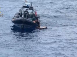 La Guardia Civil rescata a una persona que pretendía cruzar de Tenerife a Gran Canaria navegando sobre un palet de madera