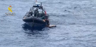 La Guardia Civil rescata a una persona que pretendía cruzar de Tenerife a Gran Canaria navegando sobre un palet de madera