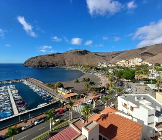 Temperaturas sin cambios y cielos poco nubosos en Canarias este lunes