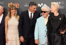 Almodóvar, Buenafuente o Serrat firman un manifiesto a favor del Gobierno de Sánchez