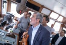 Clavijo advierte en una visita al ‘Open Arms’ que “no se puede responder a la migración desde los despachos”