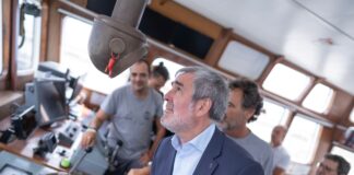 Clavijo advierte en una visita al ‘Open Arms’ que “no se puede responder a la migración desde los despachos”