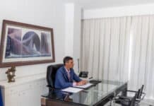 Un grabado del artista ‘gomero’ Guido Kolitscher preside la reunión telemática de Pedro Sánchez con lideres ucranianos en ‘La Mareta’