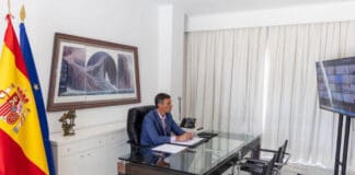 Un grabado del artista ‘gomero’ Guido Kolitscher preside la reunión telemática de Pedro Sánchez con lideres ucranianos en ‘La Mareta’