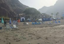 Una mala costumbre llega a la playa de Valle Gran Rey: sillas a primera hora para reservar sitio