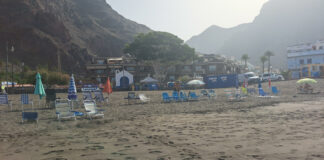 Una mala costumbre llega a la playa de Valle Gran Rey: sillas a primera hora para reservar sitio