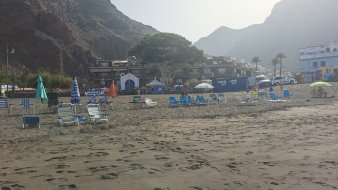 sillas en la playa de valle gran rey