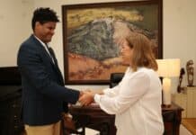 La presidenta del Parlamento de Canarias recibe a la asociación Mi Mundo en Silencio, que reivindica mayor apoyo a las familias con implantes cocleares